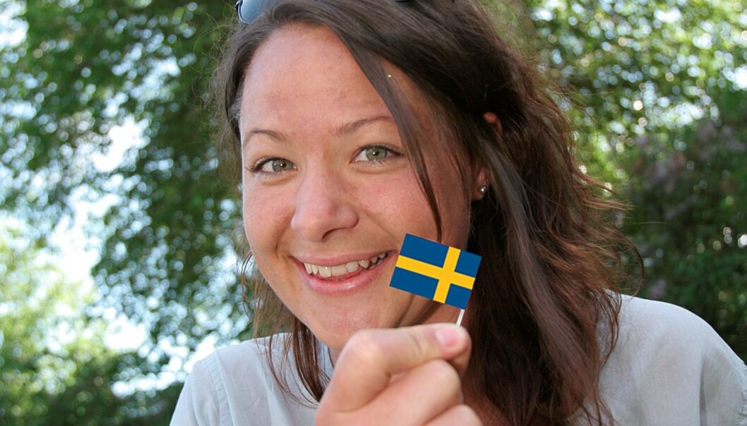 Fra café til redaksjon: Maria Henningson er en av svært få svensker som jobber som norsk journalist. – Et idiotisk yrkesvalg som jeg trives godt med, sier den unge svensken. Foto: Birgit Dannenberg (bildet er manipulert) Fra café til redaksjon: Maria Henningson er en av svært få svensker som jobber som norsk journalist. – Et idiotisk yrkesvalg som jeg trives godt med, sier den unge svensken. Foto: Birgit Dannenberg (bildet er manipulert)