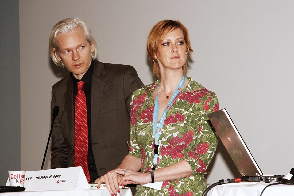 Julian Assange på Skup-festivalen i 2010. Er sammen med den britisk-amerikanske journalisten Heather Brooke.