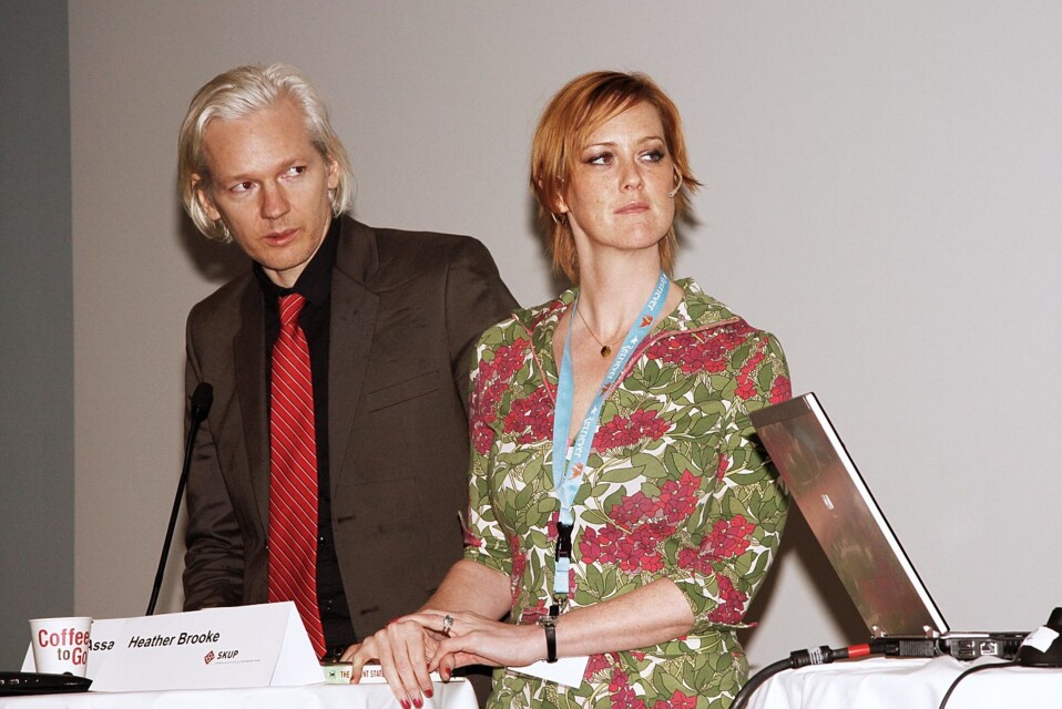 Julian Assange på Skup-festivalen i 2010. Er sammen med den britisk-amerikanske journalisten Heather Brooke.