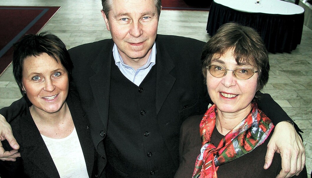Arve Løberg, her flankert av magasinredaktør Heidi S. Stiklestad (t.v.) og journalist Guri Hjulstad. Foto: Bjørn Åge Mossin Arve Løberg, her flankert av magasinredaktør Heidi S. Stiklestad (t.v.) og journalist Guri Hjulstad. Foto: Bjørn Åge Mossin