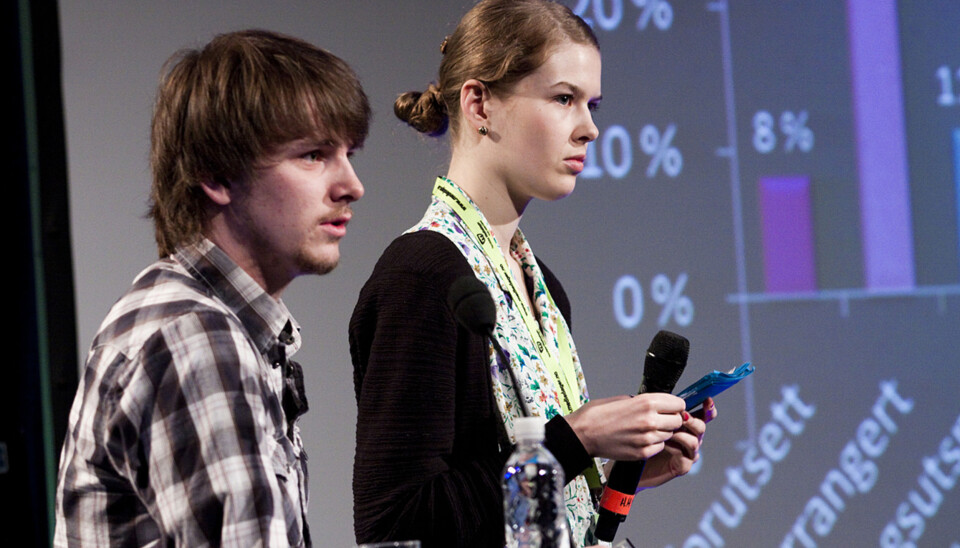 Torstein S. Throndsen og Maren Kvamme Hagen fra Høgskulen i Volda har sammen med tre medstudenter sett på journalistikken på tre forskjellige medieplattformer. Foto: Hildegunn Holtet Torstein S. Throndsen og Maren Kvamme Hagen fra Høgskulen i Volda har sammen med tre medstudenter sett på journalistikken på tre forskjellige medieplattformer. Foto: Hildegunn Holtet