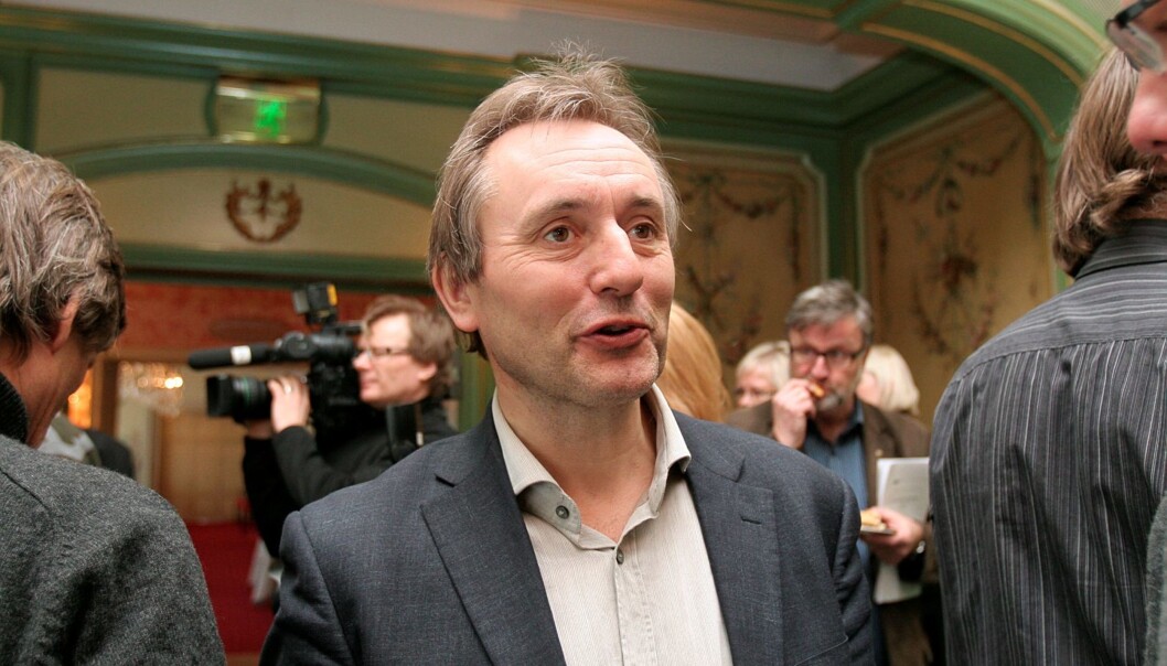 Helge Simonnes vurderer svenskehandel. Foto: Birgit Dannenberg. Helge Simonnes vurderer svenskehandel. Foto: Birgit Dannenberg.