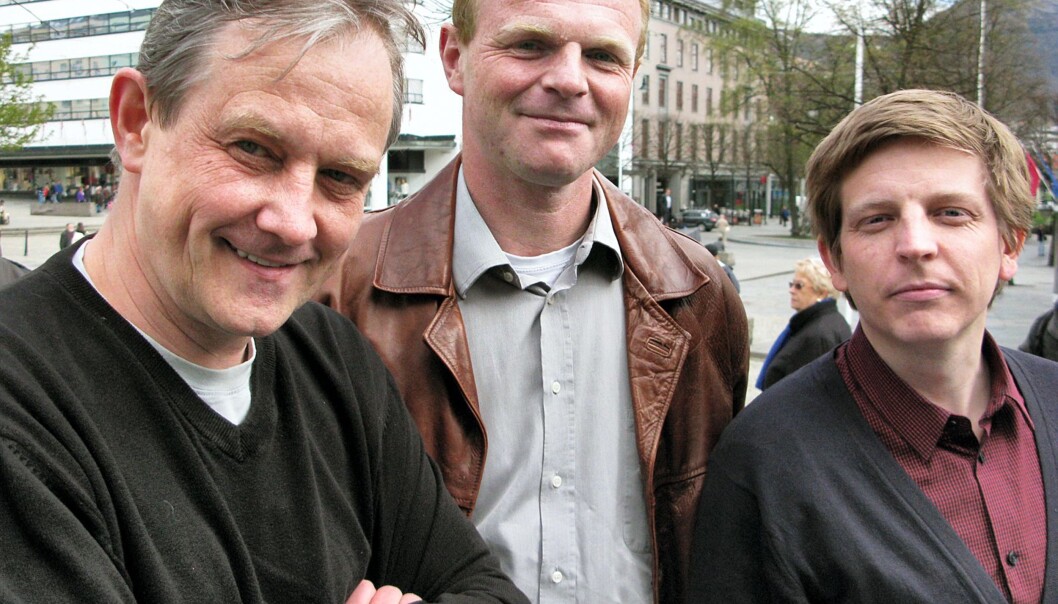 BOKPAKKE: Hans Brundtland (t.v.) og Per Lindberg har brukt sluttpakkepenger fra BA til å skrive bok om nettopp gylne fallskjermer, sammen med eks-kollega Henrik Hylland Uhlving. FOTO: BJØRN ÅGE MOSSIN BOKPAKKE: Hans Brundtland (t.v.) og Per Lindberg har brukt sluttpakkepenger fra BA til å skrive bok om nettopp gylne fallskjermer, sammen med eks-kollega Henrik Hylland Uhlving. FOTO: BJØRN ÅGE MOSSIN