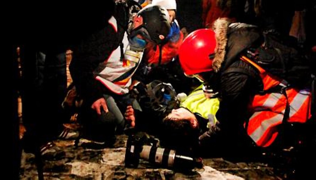 Fotograf Rosenberg Hagen ligger nede under demonstrasjonen torsdag kveld. Foto: Hans O. Torgersen / Scanpix Fotograf Rosenberg Hagen ligger nede under demonstrasjonen torsdag kveld. Foto: Hans O. Torgersen / Scanpix