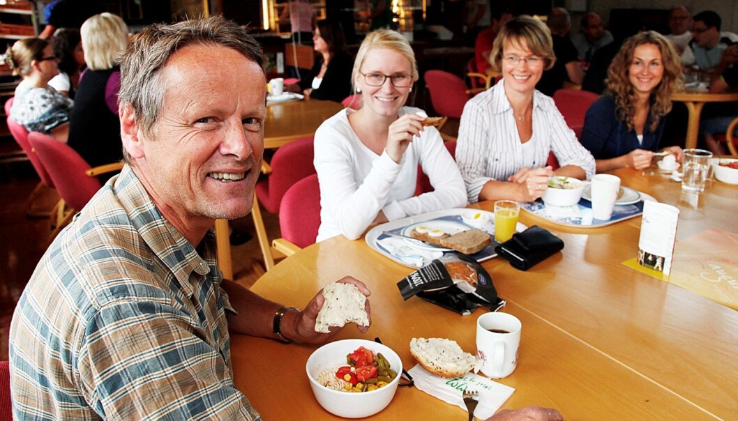 SLUTT: Jon Ådnøy takker for seg i Haugesunds Avis og setter kursen mot sitt nye prestegjeld i den tyrkiske turistbyen Alanya. Her sammen med Line Oma, Ruth Sunnanå Sveistrup og Elisabeth Fiveland. Foto: Alf-Robert Sommerbakk/Haugesunds Avis SLUTT: Jon Ådnøy takker for seg i Haugesunds Avis og setter kursen mot sitt nye prestegjeld i den tyrkiske turistbyen Alanya. Her sammen med Line Oma, Ruth Sunnanå Sveistrup og Elisabeth Fiveland. Foto: Alf-Robert Sommerbakk/Haugesunds Avis