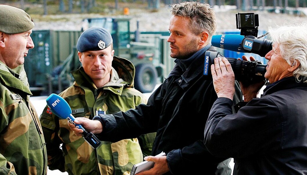 I FOKUS: Sverre Diesen, her fremdeles egenskaper av forsvarssjef, blir intervjuet av NRKs Eirik Veum. Foto: Torbjørn Kjosvold/Forsvarets Mediearkiv I FOKUS: Sverre Diesen, her fremdeles egenskaper av forsvarssjef, blir intervjuet av NRKs Eirik Veum. Foto: Torbjørn Kjosvold/Forsvarets Mediearkiv