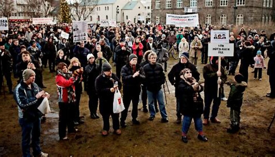 OPPRØRT: Sinte islendinger demonstrerer foran Alltinget i Reykjavik med krav om at regjeringen må gå. Foto: Haraldur Jónasson OPPRØRT: Sinte islendinger demonstrerer foran Alltinget i Reykjavik med krav om at regjeringen må gå. Foto: Haraldur Jónasson