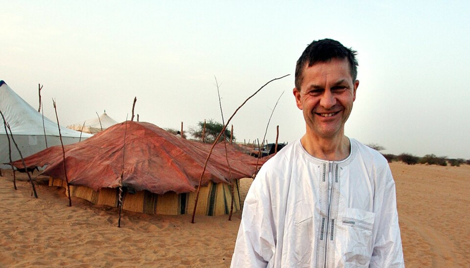 Solheim i tradisjonell drakt ved ørkenteltet han sov i utenfor Timbuktu, Mali (feb 2008). Foto: Trond Viken/UD