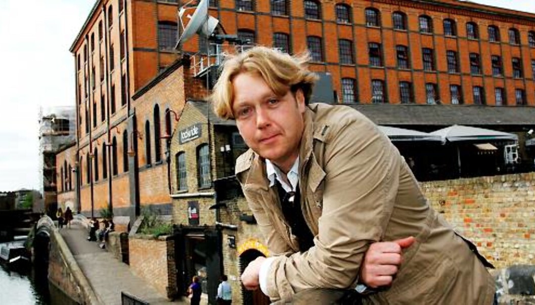 Odd R. Andersen foran bygningen i London der Associated Press holder til. Her er han bilderedaktør. Foto: Kathrine Geard Odd R. Andersen foran bygningen i London der Associated Press holder til. Her er han bilderedaktør. Foto: Kathrine Geard
