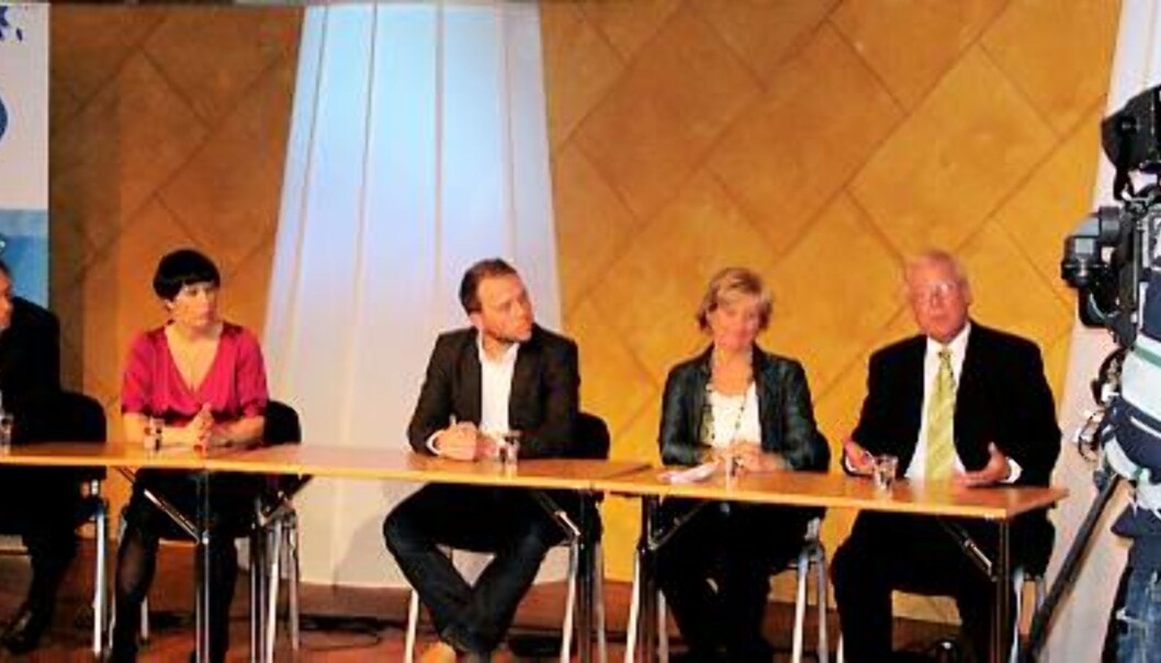 KRITIKK: Carl I. Hagen (fra høyre), Gerd-Liv Valla og Audun Lysbakken rettet klar kritikk mot den politiske journalistikken og Elisabeth Skarsbø Moen og Kyrre Nakkim. Foto: Terje I. Olsson KRITIKK: Carl I. Hagen (fra høyre), Gerd-Liv Valla og Audun Lysbakken rettet klar kritikk mot den politiske journalistikken og Elisabeth Skarsbø Moen og Kyrre Nakkim. Foto: Terje I. Olsson