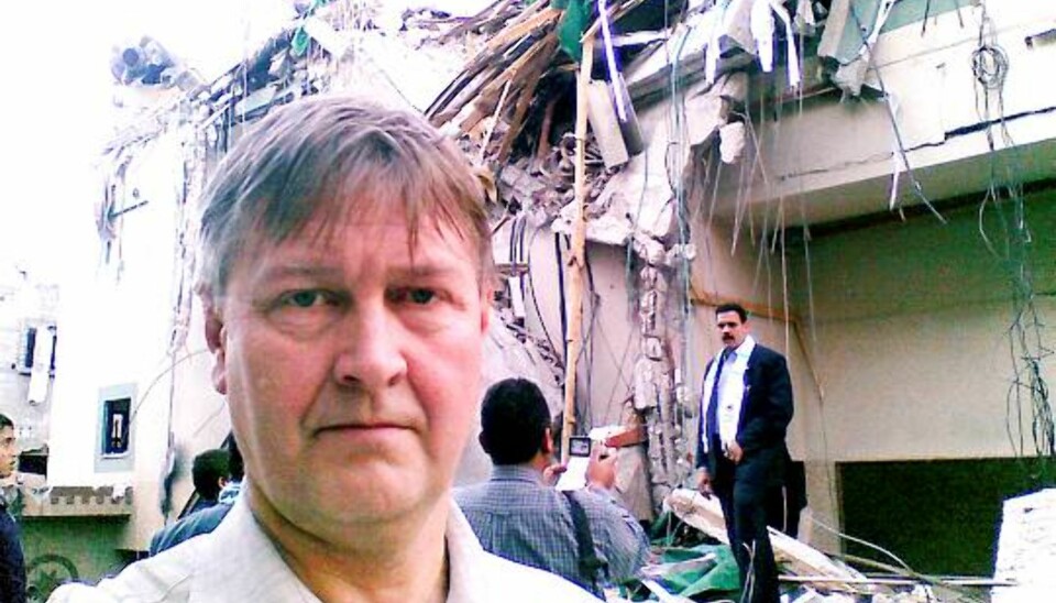 Kjetil Haanes foran det utbombede bygget til Al Aqsa-tv i Gaza.