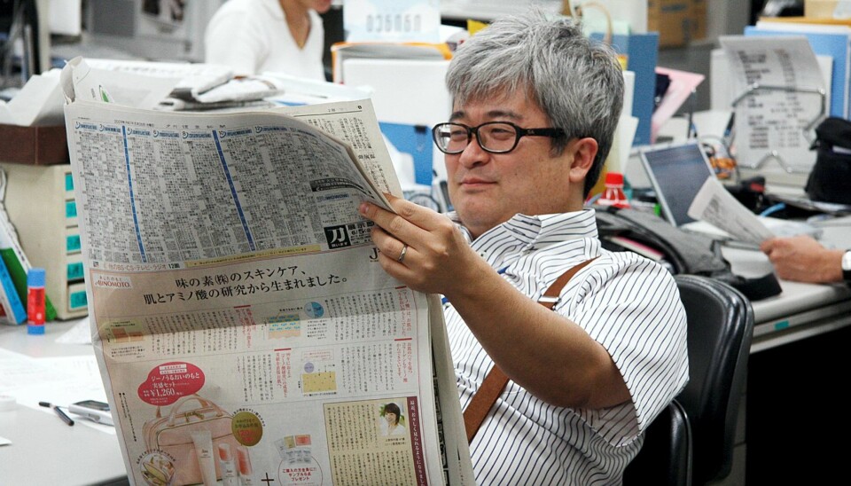 En av de ansatte på fotoavdelingen i verdens største avis sjekker dagens utgave. Foto: Espen Moe