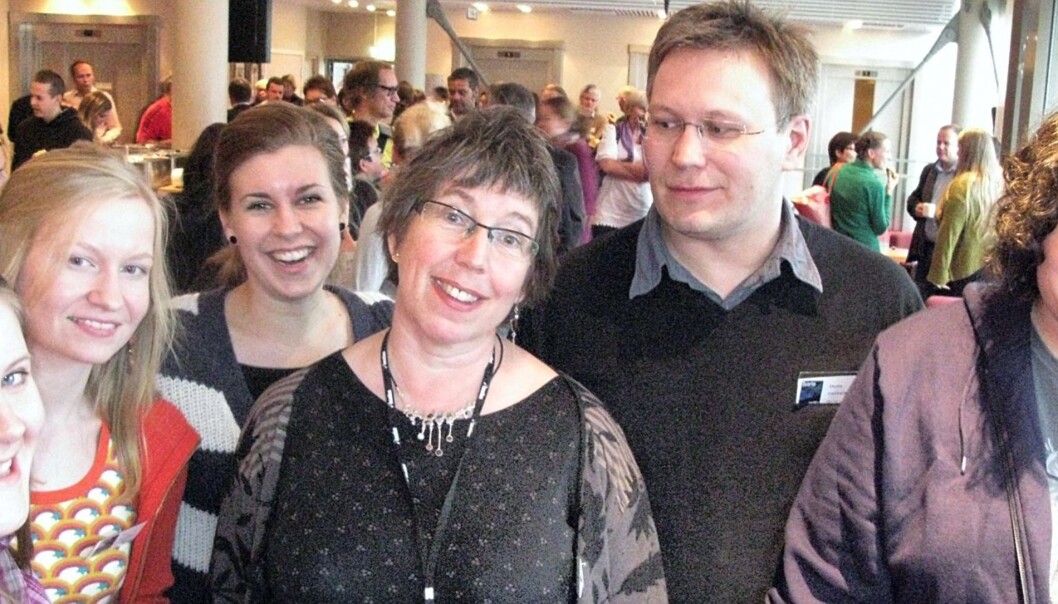 Hege Lamark omkranset av Kari Anne Skoglund (eksamen 2008) Framtid i Nord, Siri Nybakk (2006) Rana Blad, Andrea Hegdahl Tiltres (2007) Nordlys, Skjalg Fjellheim (1991) NRK Troms og Finnmark og Thor Anders Angelsen (2008) Finnmarken. Foto: Martin H. Jensen Hege Lamark omkranset av Kari Anne Skoglund (eksamen 2008) Framtid i Nord, Siri Nybakk (2006) Rana Blad, Andrea Hegdahl Tiltres (2007) Nordlys, Skjalg Fjellheim (1991) NRK Troms og Finnmark og Thor Anders Angelsen (2008) Finnmarken. Foto: Martin H. Jensen