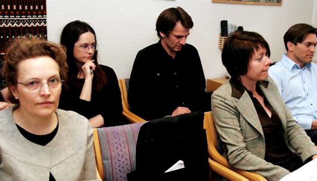 Featureredaktør Gry Egenes t.v. og Arne Fredly ytterst til høyre under PFUs behandling av Fredlys klage mot Dagens Næringsliv. Foto: Birgit Dannenberg Featureredaktør Gry Egenes t.v. og Arne Fredly ytterst til høyre under PFUs behandling av Fredlys klage mot Dagens Næringsliv. Foto: Birgit Dannenberg