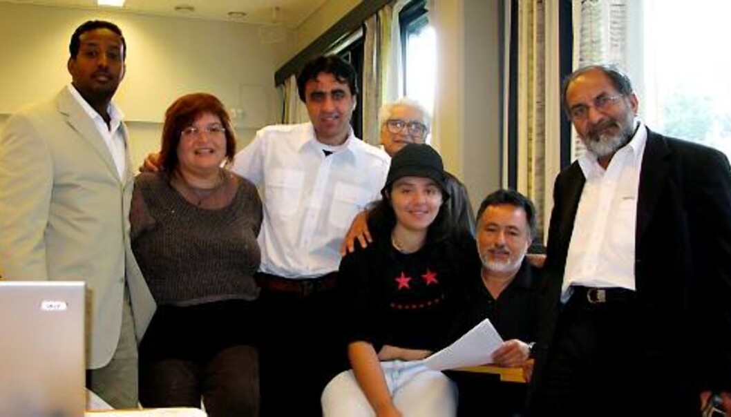 Fra høyre: Doost Mohammed (Pakistan), Hugo Sandoval (Chile) sittende, Anna Maria Gentili (Italia) sittende, Muhammed Anwar Soofi (Pakistan) bak, Mansoor Habib Khael (Afghanistan), Olena Studennikova (Ukrania), Abdi Hussain (Somalia). Foto: Kristine Løwe Fra høyre: Doost Mohammed (Pakistan), Hugo Sandoval (Chile) sittende, Anna Maria Gentili (Italia) sittende, Muhammed Anwar Soofi (Pakistan) bak, Mansoor Habib Khael (Afghanistan), Olena Studennikova (Ukrania), Abdi Hussain (Somalia). Foto: Kristine Løwe
