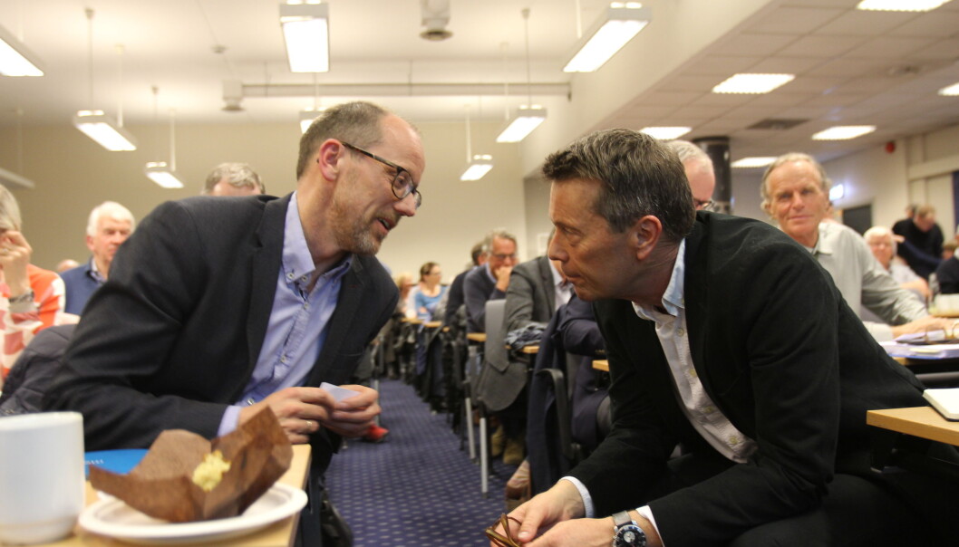 Konsernsjef Per Magne Tveiten (til venstre) og styreleder Tomas Brunegård samtaler mens eierne stemmer over om de har tillit til sistnevnte. Foto: Glenn Slydal Johansen Konsernsjef Per Magne Tveiten (til venstre) og styreleder Tomas Brunegård samtaler mens eierne stemmer over om de har tillit til sistnevnte. Foto: Glenn Slydal Johansen
