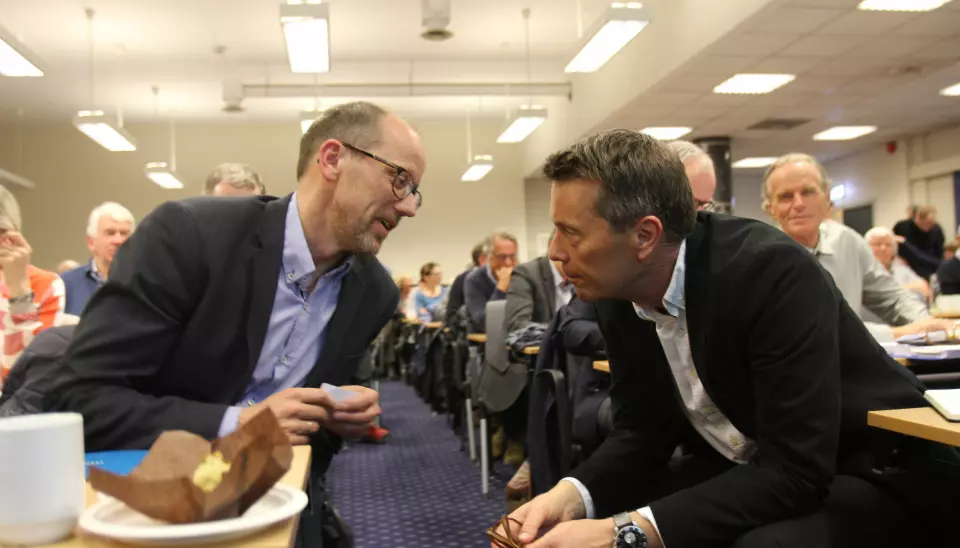 Konsernsjef Per Magne Tveiten (til venstre) og styreleder Tomas Brunegård samtaler mens eierne stemmer over om de har tillit til sistnevnte. Foto: Glenn Slydal Johansen