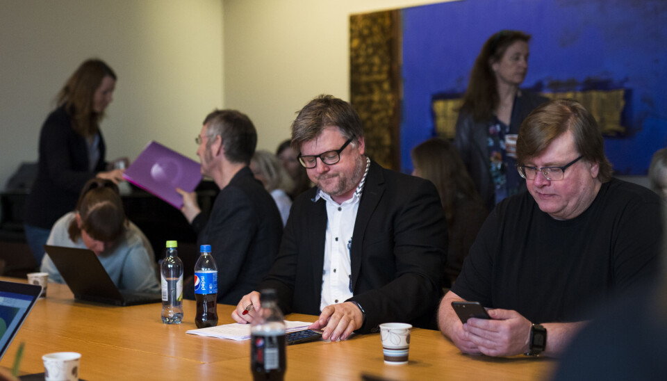 NRKJ-leder Richard Aune før overleveringen av kravene til NRK. Til høyre Rolf Johansen. Foto: Kristine Lindebø NRKJ-leder Richard Aune før overleveringen av kravene til NRK. Til høyre Rolf Johansen. Foto: Kristine Lindebø