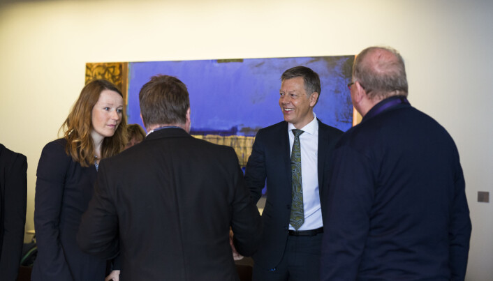 Direktør Olav Nyhus ved juridisk avdeling i NRK, hilser på NRKJ-leder Richard Aune før overlevering av kravene fra klubben. Foto: Kristine Lindebø Direktør Olav Nyhus ved juridisk avdeling i NRK, hilser på NRKJ-leder Richard Aune før overlevering av kravene fra klubben. Foto: Kristine Lindebø