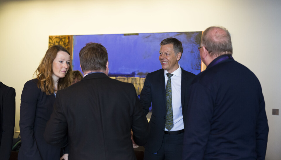 Direktør Olav Nyhus ved juridisk avdeling i NRK, hilser på NRKJ-leder Richard Aune før overlevering av kravene fra klubben. Foto: Kristine Lindebø Direktør Olav Nyhus ved juridisk avdeling i NRK, hilser på NRKJ-leder Richard Aune før overlevering av kravene fra klubben. Foto: Kristine Lindebø