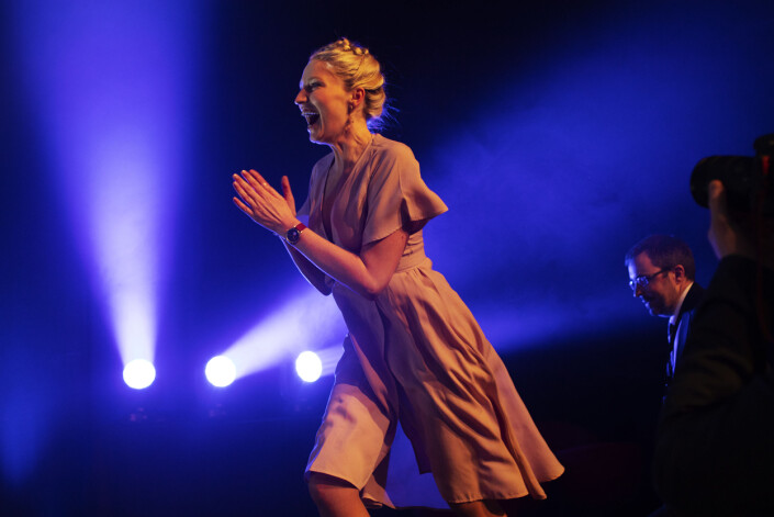 Mona Grivi Norman er jublende glad for Skup-diplomet hun vant sammen med Øyvind Engan og Sondre Nilsen. Foto: Andrea Gjestvang Mona Grivi Norman er jublende glad for Skup-diplomet hun vant sammen med Øyvind Engan og Sondre Nilsen. Foto: Andrea Gjestvang