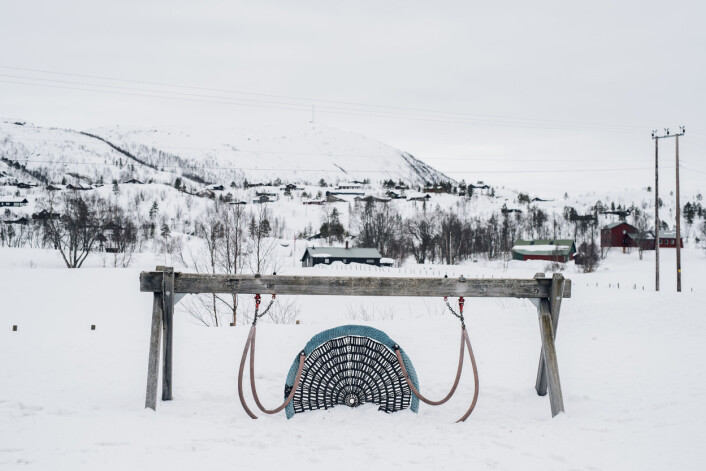 Fra skolegården til nedleggelsestruede Sinnes skule i Øvre Sirdal. 48 elever fra første til tiende klasse går her. Foto: Tommy Ellingsen Fra skolegården til nedleggelsestruede Sinnes skule i Øvre Sirdal. 48 elever fra første til tiende klasse går her. Foto: Tommy Ellingsen