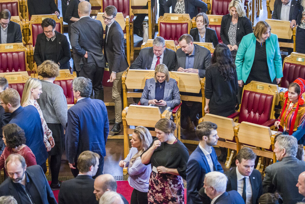 Justisminister Sylvi Listhaug (Frp) i politikervrimmelen i stortingssalen, før rekken av unnskyldninger forrige torsdag. Kristiansen hadde følelsen av at noe var i gjære. Foto: Tore Kristiansen, VG. Justisminister Sylvi Listhaug (Frp) i politikervrimmelen i stortingssalen, før rekken av unnskyldninger forrige torsdag. Kristiansen hadde følelsen av at noe var i gjære. Foto: Tore Kristiansen, VG.