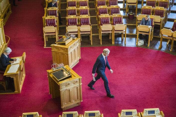 Kristiansen følger med på blikk og kroppsspråk fra galleriet i stortingssalen. Her forlater Jonas Gahr Støre talerstolen. Foto: Tore Kristiansen, VG Kristiansen følger med på blikk og kroppsspråk fra galleriet i stortingssalen. Her forlater Jonas Gahr Støre talerstolen. Foto: Tore Kristiansen, VG