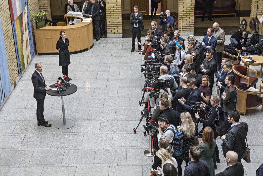 Når Jonas Gahr Støre møter pressen, har Nordahl allerede fulgt ham fra kontoret og dit. Han leter etter en annen vinkel. Foto: Aleksander Nordahl, DN Når Jonas Gahr Støre møter pressen, har Nordahl allerede fulgt ham fra kontoret og dit. Han leter etter en annen vinkel. Foto: Aleksander Nordahl, DN