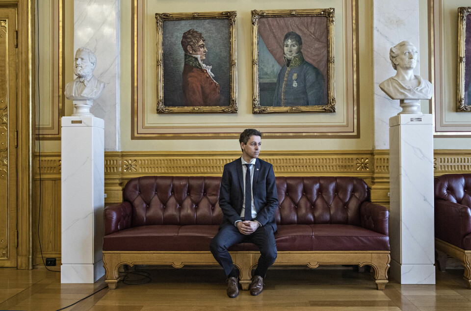 Et halvveis arrangert bilde, forteller Nordahl om portrettet hvor Knut Arild Hareide sitter alene på sofaen på Stortinget. Foto: Aleksander Nordahl, DN