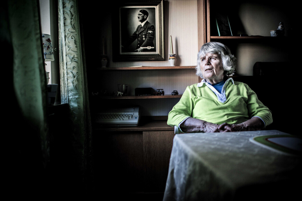 Æresmedlem Vera Oredsson forteller at hun ikke tror på Holocaust. – Man oppnår ingenting ved å gå inn i en polimikk om det, mener film-teamet. Foto: Henrik Evertsson Æresmedlem Vera Oredsson forteller at hun ikke tror på Holocaust. – Man oppnår ingenting ved å gå inn i en polimikk om det, mener film-teamet. Foto: Henrik Evertsson