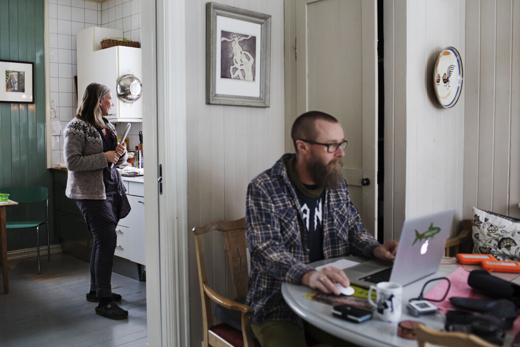 Jørn liker å sitte hjemme på spisestuebordet og jobbe. Annemor blir glad av å skru på dataskjermen på jobb. Foto: Andrea Gjestvang Jørn liker å sitte hjemme på spisestuebordet og jobbe. Annemor blir glad av å skru på dataskjermen på jobb. Foto: Andrea Gjestvang