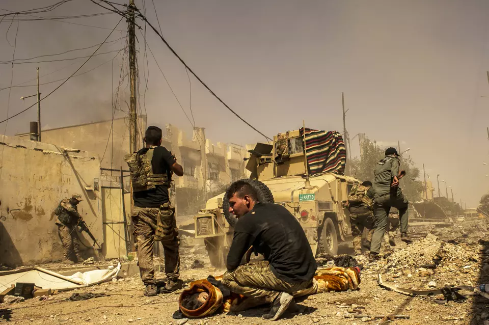 DOMMENS DAG: Tre år etter at IS-hæren stormet og okkuperte Mosul, kjemper en tropp fra den irakiske hærens niende divisjon seg gjennom de smale gatene i bydelene Zanjili og Al-Shefa. Den første som faller for snikskytterne, er den 20-årige soldaten Zrid. Foto: André Liohn
