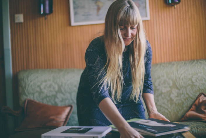– Jeg har latt meg inspirere av Marie Sjøvold sine bøker, både med tanke på papir og størrelse, sier Johnsbråten. Foto: Marte Vike Arnesen – Jeg har latt meg inspirere av Marie Sjøvold sine bøker, både med tanke på papir og størrelse, sier Johnsbråten. Foto: Marte Vike Arnesen
