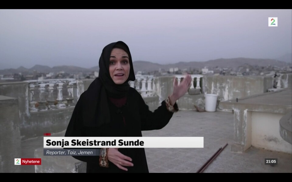 TV 2s journalist Sonja Skeistrand Sunde rapporterer fra taket på huset de bodde i Aden i Jemen. Foto: Ole Ebbesen/Skjermdump, TV 2.no