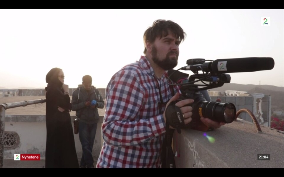 Fotograf Ole Ebbesen filmer fra taket på huset de bodde i Taiz. Like etter skyter houtiene raketter rett over hodet på dem, mot en militærbase, som det også bor mange sivile i nærheten av. Foto: Skjermdump, TV2.no Fotograf Ole Ebbesen filmer fra taket på huset de bodde i Taiz. Like etter skyter houtiene raketter rett over hodet på dem, mot en militærbase, som det også bor mange sivile i nærheten av. Foto: Skjermdump, TV2.no