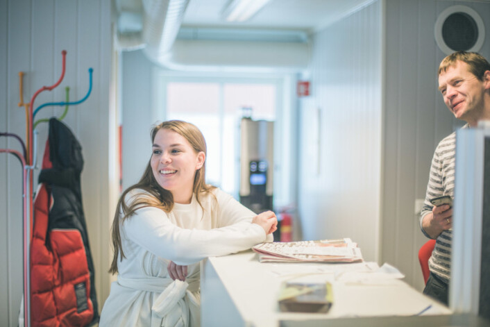 Redaktør, Gaute Freng, skryter av jobben Ingunn Klævahaugen har gjort så langt. Hun er dyktig, flink til å skrive og flink til å ta bilder. Foto: Marte Vike Arnesen Redaktør, Gaute Freng, skryter av jobben Ingunn Klævahaugen har gjort så langt. Hun er dyktig, flink til å skrive og flink til å ta bilder. Foto: Marte Vike Arnesen