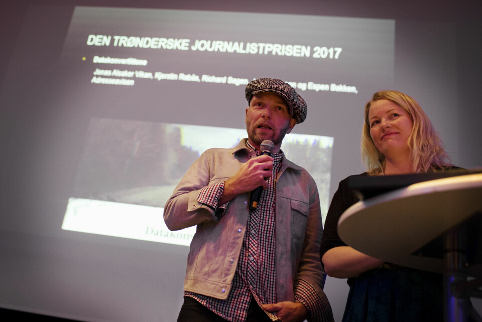 Richard Sagen og Kjerstin Rabås tok imot Den trønderske journalistprisen på vegne av teamet fra Adresseavisen. Foto: Andrea Gjestvang