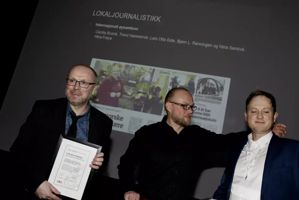 Trond Hammervik, Lars Otto Eide og Bjørn L. Rønningen tok i mot prisen i lokaljournalistikk. Foto: Andrea Gjestvang