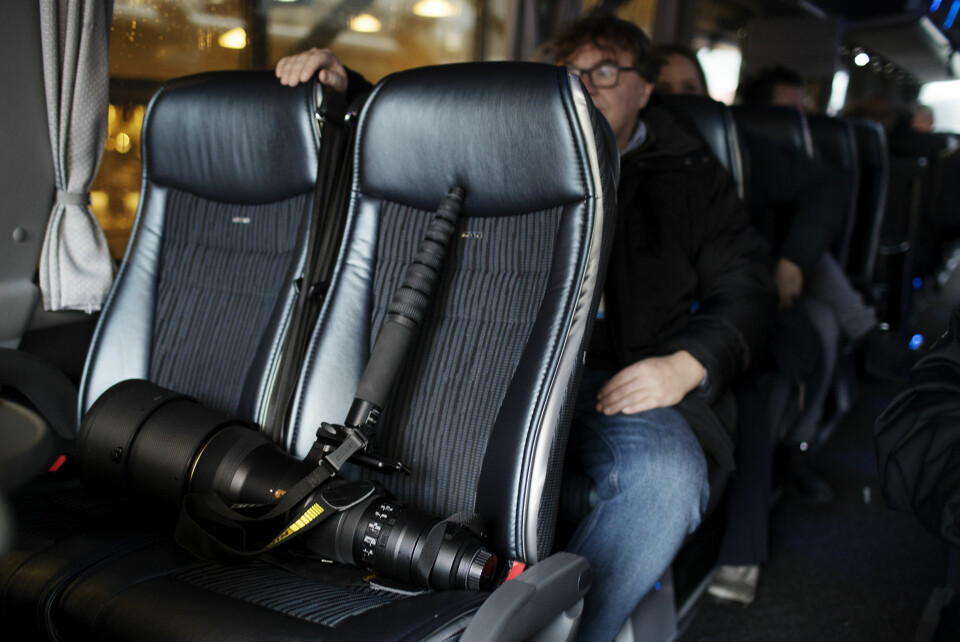 En Nikon telelinse har fått kongeplass på første rad på bussturen til flyplassen. Foto: Andrea Gjestvang