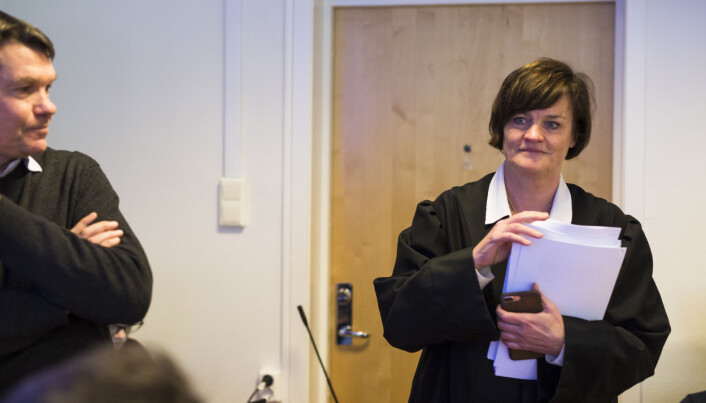 Mette Yvonne Larsen deler ut Skup-rapporten om Brennpunkt-dokumentaren «Under bordet» i Drammen Tingrett. Foto: Kristine Lindebø Mette Yvonne Larsen deler ut Skup-rapporten om Brennpunkt-dokumentaren «Under bordet» i Drammen Tingrett. Foto: Kristine Lindebø