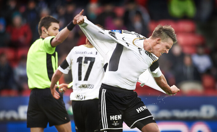 Rosenborgs Nicki Bille Nielsen river av seg skjorta i frustrasjon etter å ha fått rødt kort i kampen mot Sandnes/Ulf, en kamp Rosenborg tapte 0-1. Her hadde fotograf Nesgård stilt seg på en helt annen plass enn alle de andre fotografene, og var den eneste som fikk bilde av situasjonen fra denne vinkelen. Rosenborgs Nicki Bille Nielsen river av seg skjorta i frustrasjon etter å ha fått rødt kort i kampen mot Sandnes/Ulf, en kamp Rosenborg tapte 0-1. Her hadde fotograf Nesgård stilt seg på en helt annen plass enn alle de andre fotografene, og var den eneste som fikk bilde av situasjonen fra denne vinkelen.