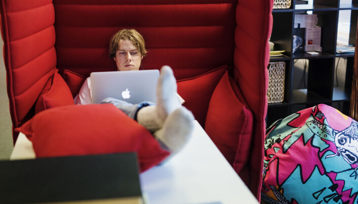 Musikkredaktør i Natt&Dag Pelle Bamle jobber ofte fra den røde sofaen i redaksjonen. Foto: Kristine Lindebø Musikkredaktør i Natt&Dag Pelle Bamle jobber ofte fra den røde sofaen i redaksjonen. Foto: Kristine Lindebø