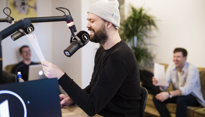Nikolai Kleivan (bak) stikker innom Radio 1, der Lars Berrum jobber til vanlig. Han har også mange år i Natt&Dag. Berrum skal lede showet på Osloprisen, og leser inn navnene på de nominerte. Foto: Kristine Lindebø Nikolai Kleivan (bak) stikker innom Radio 1, der Lars Berrum jobber til vanlig. Han har også mange år i Natt&Dag. Berrum skal lede showet på Osloprisen, og leser inn navnene på de nominerte. Foto: Kristine Lindebø