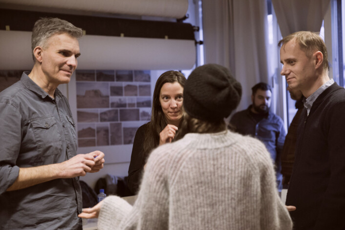F.v. Søren Pagter, Christina Ulriksen, Kim Nygård og Linda Bournane Engelberth (med ryggen til) diskuterer etter at Årets Bilde er kåret. Foto: Camilla Alexandra Lie F.v. Søren Pagter, Christina Ulriksen, Kim Nygård og Linda Bournane Engelberth (med ryggen til) diskuterer etter at Årets Bilde er kåret. Foto: Camilla Alexandra Lie