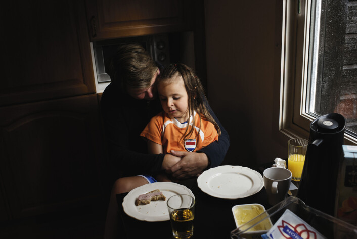 Anita Ustun tar seg litt ekstra god tid med datteren Melisa (5) den morgenen hun skal reise ut igjen til Troll C. De neste 14 dagene er det pappa som har ansvaret hjemme. Foto: Marie von Krogh Anita Ustun tar seg litt ekstra god tid med datteren Melisa (5) den morgenen hun skal reise ut igjen til Troll C. De neste 14 dagene er det pappa som har ansvaret hjemme. Foto: Marie von Krogh