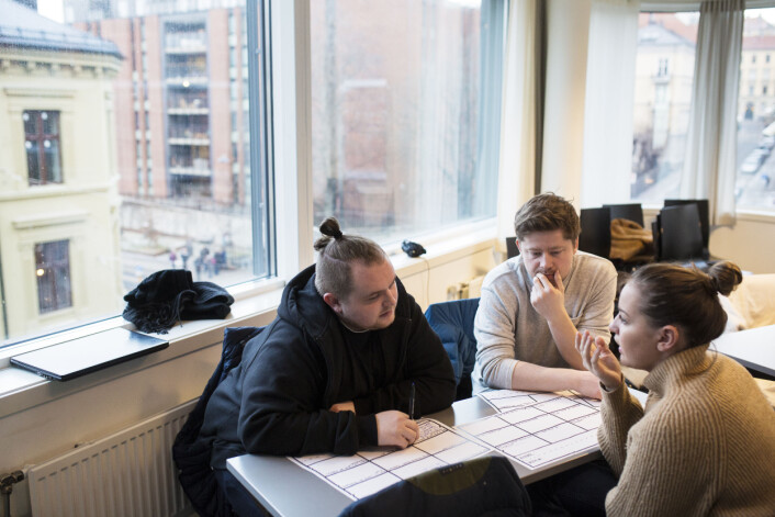 Journalistikkstudentene Niclas Fonn Skinlo (fra venstre), Theis Magelssen og Julie Groseth jobber med prosjektidé til utenlandsreportasjen de skal lage dette semesteret. De liker at undervisninga er praktisk rettet. Foto: Kristine Lindebø Journalistikkstudentene Niclas Fonn Skinlo (fra venstre), Theis Magelssen og Julie Groseth jobber med prosjektidé til utenlandsreportasjen de skal lage dette semesteret. De liker at undervisninga er praktisk rettet. Foto: Kristine Lindebø
