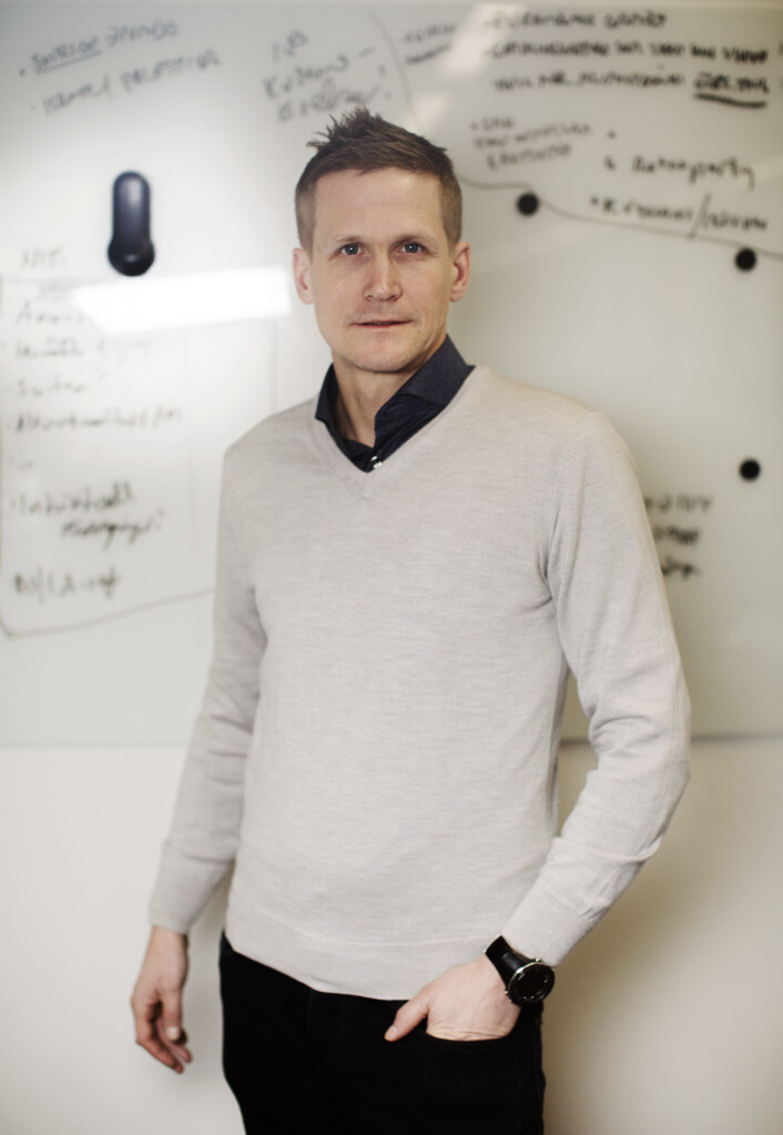 Leif Welhaven er i en ettårig stilling som kommentator. På tavlen bak ham skriver han og kollegaene ned ideer til de mer langsiktige sakene. Leif Welhaven er i en ettårig stilling som kommentator. På tavlen bak ham skriver han og kollegaene ned ideer til de mer langsiktige sakene.