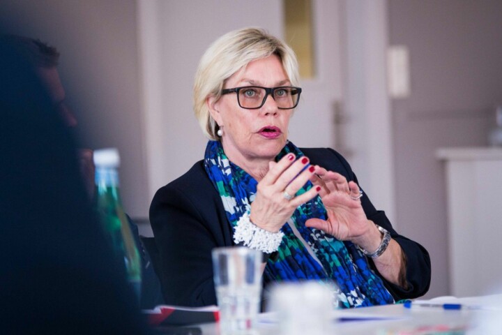 Professor emerita Fanny Duckert ved Universitetet i Oslo har forsket på virkningene av medienes søkelys. Foto: Ola Sæther, UiO