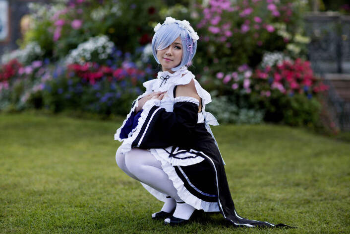 Linh-Chi Nguyen (24) er kledd ut som Rem, en figur fra en japansk tegneserie. Hun driver med cosplay. Når Nerbø treffer henne, tar hun bilder med en venn rundt i byen. Foto: Odd E. Nerbø Linh-Chi Nguyen (24) er kledd ut som Rem, en figur fra en japansk tegneserie. Hun driver med cosplay. Når Nerbø treffer henne, tar hun bilder med en venn rundt i byen. Foto: Odd E. Nerbø
